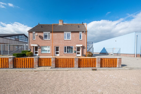 Goed onderhouden, halfvrijstaande bedrijfswoning met woonkamer,  keuken en 3 slaapkamers.
Geschikt voor een bedrijf ( kantoor of praktijk) aan huis of KvK-inschrijving op het huisadres.

